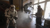Tak hanya Venom dan Ultraman, karakter ikonik Stormtrooper dari Star Wars juga ikut disemprot.
