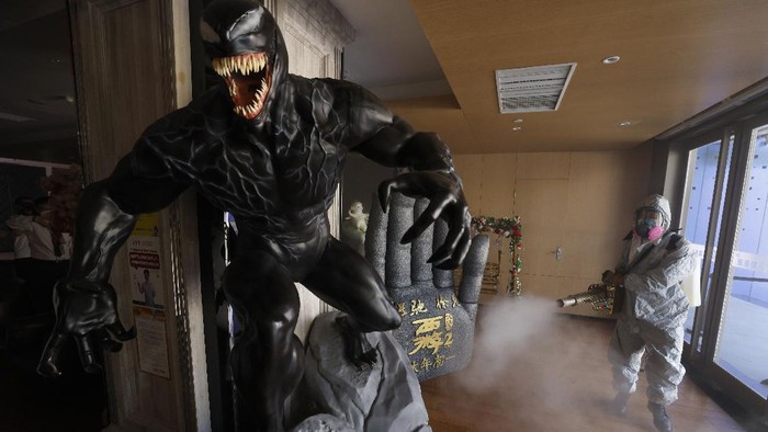 Venom hingga Ultraman Disemprot Disinfektan Lho Operasi disinfeksi Corona kini menyasar para karakter fiksi. Dari mulai Venom, Ultraman hingga Stormtrooper.