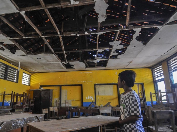 Dua ruang kelas dan satu ruang guru di SDN Mekarsari 05 Tambun, Kab. Bekasi rusak. Menurut pihak sekolah, tiga ruangan itu rusak sejak tujuh bulan yang lalu.