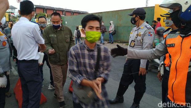 Warga antre naik bus gratis di Stasiun Bogor, Jawa Barat