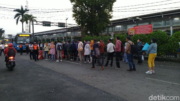 Warga antre naik bus gratis di Stasiun Bogor, Jawa Barat