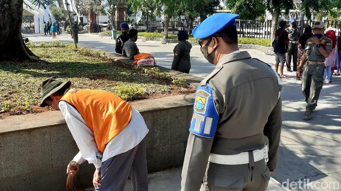 warga cianjur kena sanksi bersihan alun-alun karena tak bermasker