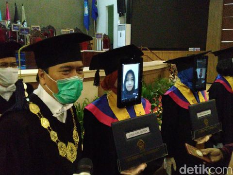 Wisuda di Undip Semarang pakai robot, Senin (27/7/2020).