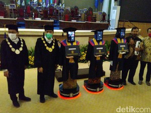 Canggih! Wisuda Undip Semarang Hari Ini Pakai Robot