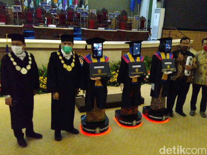 Wisuda di Undip Semarang pakai robot, Senin (27/7/2020).