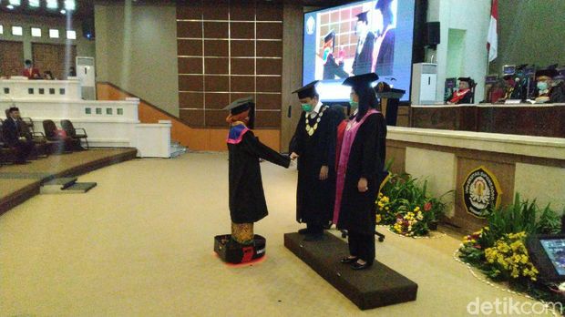 Wisuda di Undip Semarang pakai robot, Senin (27/7/2020).