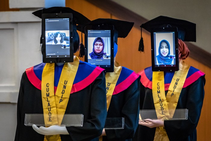 Sejumlah robot peraga berpose seusai mengikuti wisuda secara daring di Universitas Diponegoro (UNDIP), Semarang, Jawa Tengah, Senin (27/7/2020). WIsuda ke-159 UNDIP yang diikuti 2.561 lulusan itu menggunakan teknologi robot peraga yang menggantikan kehadiran fisik para wisudawan maupun wisudawati karena sejumlah kebijakan protokol kesehatan dalam upaya mencegah penyebaran COVID-19. ANTARA FOTO/Aji Styawan/pras.