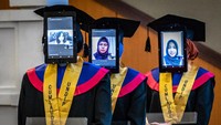 Robot peraga ini diwajahnya terhubung dengan layar daring para wisudawan dan wisudawati Wisuda ke-159 UNDIP yang diikuti 2.561 lulusan itu menggunakan teknologi robot peraga yang menggantikan kehadiran fisik para wisudawan maupun wisudawati karena sejumlah kebijakan protokol kesehatan dalam upaya mencegah penyebaran COVID-19. 