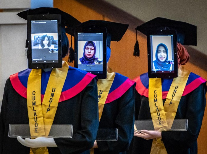 Sejumlah robot peraga berpose seusai mengikuti wisuda secara daring di Universitas Diponegoro (UNDIP), Semarang, Jawa Tengah, Senin (27/7/2020). WIsuda ke-159 UNDIP yang diikuti 2.561 lulusan itu menggunakan teknologi robot peraga yang menggantikan kehadiran fisik para wisudawan maupun wisudawati karena sejumlah kebijakan protokol kesehatan dalam upaya mencegah penyebaran COVID-19. ANTARA FOTO/Aji Styawan/pras.
