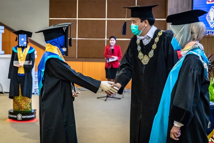 WISUDA MENGGUNAKAN TEKNOLOGI ROBOT Sejumlah robot peraga berpose seusai mengikuti wisuda secara daring di Universitas Diponegoro (UNDIP), Semarang, Jawa Tengah, Senin (27/7/2020). WIsuda ke-159 UNDIP yang diikuti 2.561 lulusan itu menggunakan teknologi robot peraga yang menggantikan kehadiran fisik para wisudawan maupun wisudawati karena sejumlah kebijakan protokol kesehatan dalam upaya mencegah penyebaran COVID-19. ANTARA FOTO/Aji Styawan/pras.