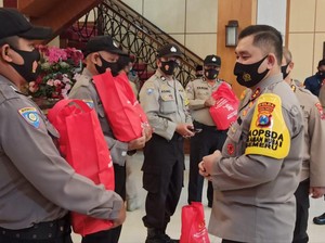 Ribuan Bhabinkamtibmas Tangani COVID-19 di Jatim Dapat Sembako