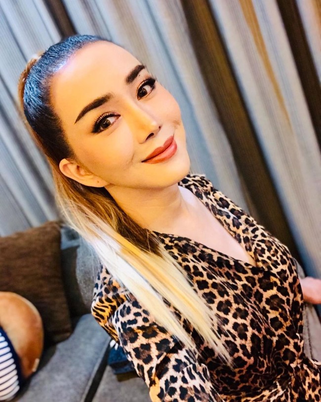 Perjalanan berbisnis selalu tak mudah dilakoninya. Apalagi dengan statusnya sebagai seorang transgender, ia kerap mengalami diskriminasi dan dikucilkan orang.  (Foto: Instagram/@anne.jknofficial)