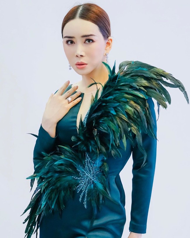 Namun, ia pantang menyerah dan berhasil membuktikan bahwa orang sepertinya juga bisa sukses. Terbuka pada perubahan menjadi kunci suksesnya. (Foto: Instagram/@anne.jknofficial)