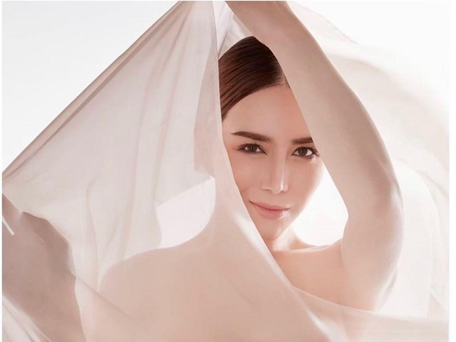 Berkat kesuksesannya, lulusan Hubungan Internasional Bond University Sydney, Australia, itu, dianugerahi penghargaan Asia Media Woman of the Year di Content Asia Summit 2019 di Singapura. Seperti dikabarkan Bangkok Post, ia menjadi orang Thailand pertama sekaligus transgender perempuan pertama yang menyabet penghargaan tersebut. (Foto: Instagram/@anne.jknofficial)