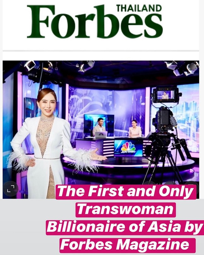 Anne mengklaim status tersebut dalam sebuah unggahan di Instagram-nya belum lama ini. I’m Anne Jakrajutatip, the First and Only Transwoman Billionaire of Asia by Forbes Magazine, tulis pendiri perusahaan JKN Global Media itu.  Ia menyertakan foto dirinya saat sedang diwawancarai CNBC Thailand, berikut logo majalah Forbes Thailand. (Foto: Instagram/@anne.jknofficial)