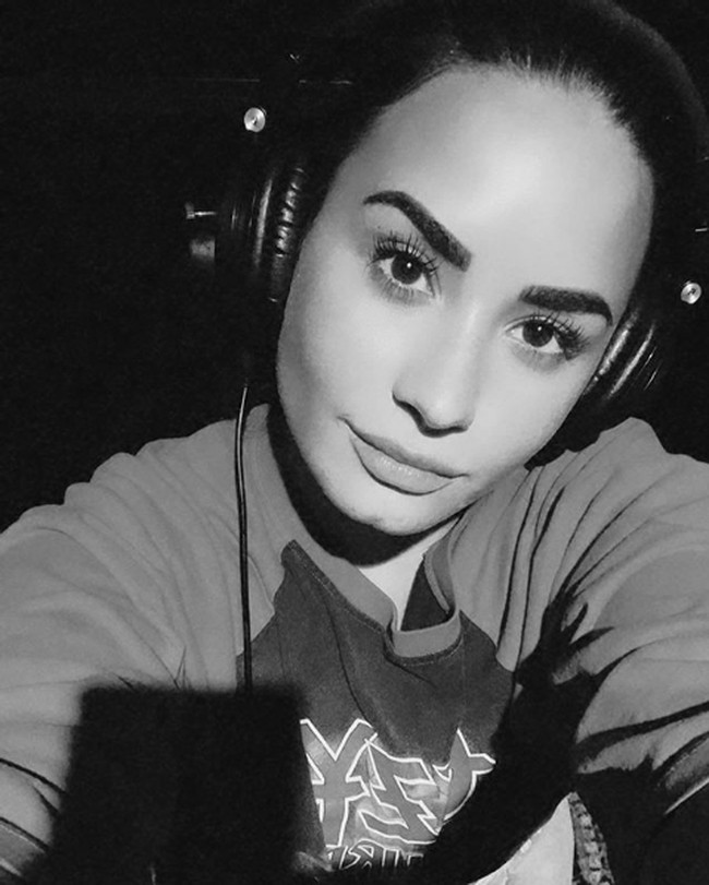 Demi Lovato ambil bagian dalam tantangan Instagram yang sudah mencapai 3 juta postingan ini. Dia memamerkan foto selfie dan menulis, To all the strong women who’ve nominated me... #challengeaccepted. Foto: Instagram
