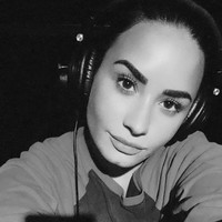 Demi Lovato ambil bagian dalam tantangan Instagram yang sudah mencapai 3 juta postingan ini. Dia memamerkan foto selfie dan menulis, To all the strong women who’ve nominated me... #challengeaccepted. Foto: Instagram