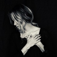 Potret cantik Halle Berry ini dipersembahkan untuk mendukung dan menguatkan para wanita di seluruh dunia. “Each time a woman stands up for herself, without knowing it possibly, without claiming it, she stands up for all women,” tulis Halle Berry. Foto: Instagram