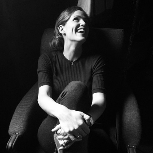 Tawa lepas Jennifer Garner ikut memeriahkan tantangan ini. Thank you for the ♥️, @rachelzoe @amypurdygurl @jenniferlovehewitt @mollybsims. I’m sending love back to you and heaps to all women looking after their sisters. That’s how it’s done, ladies, tulis mantan istri Ben Affleck ini pada caption foto. Foto: Instagram