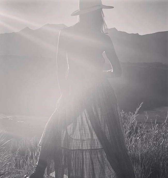 Foto siluet yang indah ini diunggah Jessica Alba untuk ikut tantangan #WomenSupportingWomen. These last few weeks have been incredibly fulfilling and heart wrenching and all the things as I’ve shut down my norm work life and hunkered down w fam... at the end of the day, no matter which hat you are wearing at any moment, #mom #boss #daughter #wife #homegirl #sister #granddaughter #coworker -it feels good to know that you aren’t alone on this journey. Very appreciative of my peoples, tulisnya. Foto: Instagram