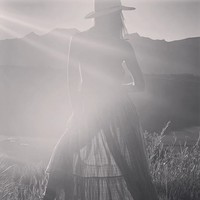 Foto siluet yang indah ini diunggah Jessica Alba untuk ikut tantangan #WomenSupportingWomen. These last few weeks have been incredibly fulfilling and heart wrenching and all the things as I’ve shut down my norm work life and hunkered down w fam... at the end of the day, no matter which hat you are wearing at any moment, #mom #boss #daughter #wife #homegirl #sister #granddaughter #coworker -it feels good to know that you aren’t alone on this journey. Very appreciative of my peoples, tulisnya. Foto: Instagram