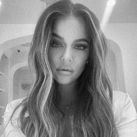 Challenge Accepted @vanessabryant and @malika thank you for choosing me for this! To all my Queens- Let’s spread love and remember to be a little kinder to one another #womensupportingwomen, Khloe Kardashian pun ikut berpartisipasi. Foto: Instagram