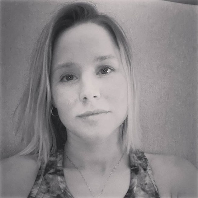 Kristen Bell tak segan pamer wajah tanpa makeup untuk tantangan #WomenSupportingWomen. Challenge accepted @jennychohair. Thankful for u, and all the women we know. All of them Shapers. To quote @adamgrant :  Shapers are independent thinkers: curious, non-conforming, and rebellious. They practice brutal, nonhierarchical honesty. And they act in the face of risk, because their fear of not succeeding exceeds their fear of failing. Foto: Instagram