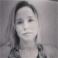 Kristen Bell tak segan pamer wajah tanpa makeup untuk tantangan #WomenSupportingWomen. Challenge accepted @jennychohair. Thankful for u, and all the women we know. All of them Shapers. To quote @adamgrant :  Shapers are independent thinkers: curious, non-conforming, and rebellious. They practice brutal, nonhierarchical honesty. And they act in the face of risk, because their fear of not succeeding exceeds their fear of failing. Foto: Instagram