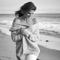 Love this simple way to lift each other up. #challengeaccepted. Thank you for nominating me @vanessabryant @lisarinna @justbobbibrown @cocorocha @sarahperla1 @bensonlyndie @donnakaranthewoman..., tulis Cindy Crawford yang juga ikut tantangan #WomenSupportingWomen. Foto: Instagram