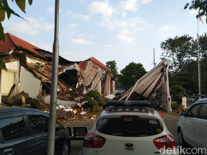 Bagian depan gedung kantor OJK Jateng-DIY, Semarang roboh, Selasa (28/7/2020).