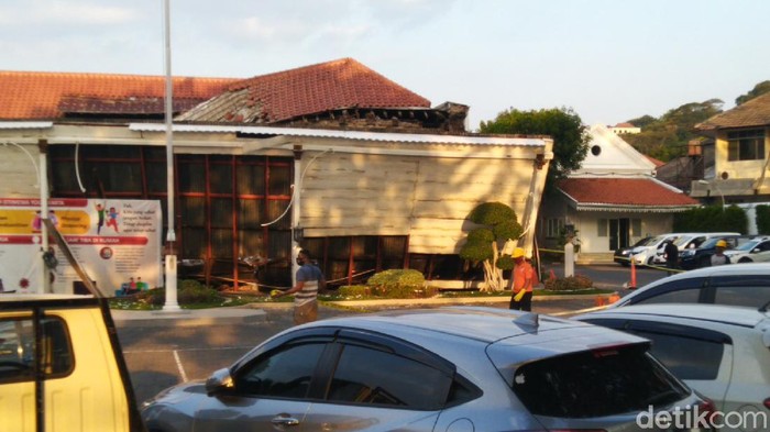 Bagian depan gedung kantor OJK Jateng-DIY, Semarang roboh, Selasa (28/7/2020).