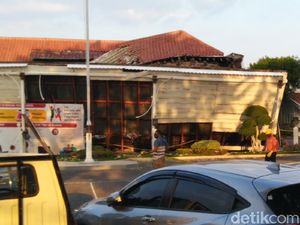 Ini Penyebab Bagian Depan Kantor OJK Jateng-DIY di Semarang Roboh