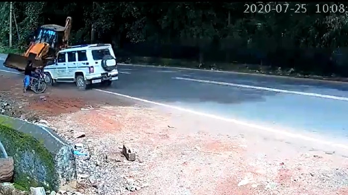 Bikers India hampir tertabrak buldozer saat berhenti di pinggir jalan