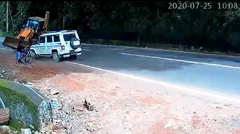 Bikers India hampir tertabrak buldozer saat berhenti di pinggir jalan Bikers India hampir tertabrak buldozer saat berhenti di pinggir jalan
