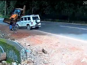 Asyik Nongkrong di Pinggir Jalan, Bikers Ini Hampir Digilas Buldozer
