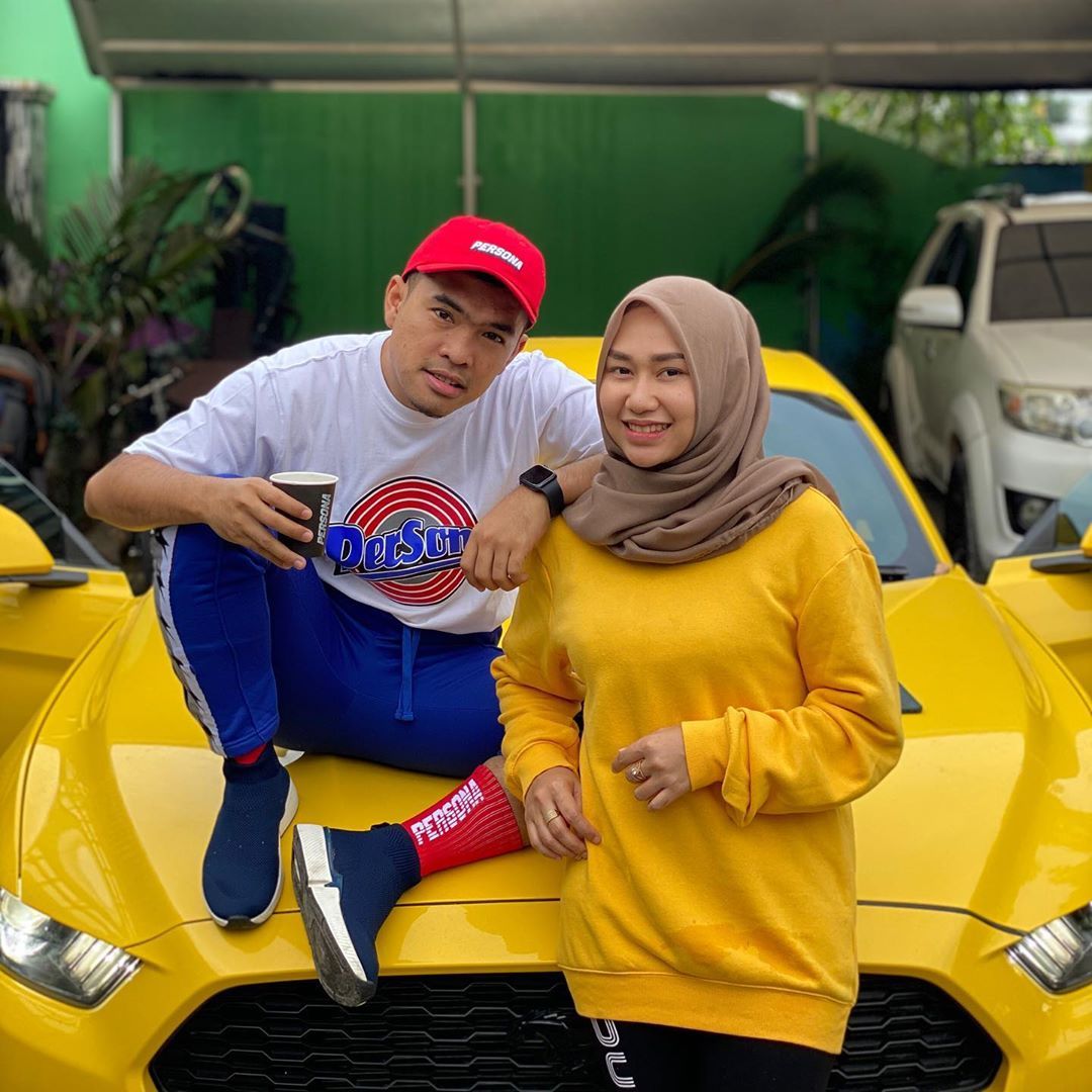 Bos PS Store Putra Siregar bersama koleksi mobilnya