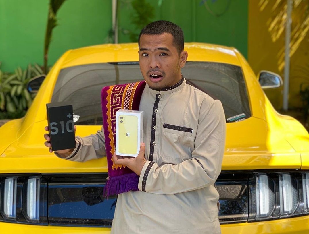 Bos PS Store Putra Siregar bersama koleksi mobilnya