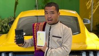 Bicara dari sisi otomotif, selain memiliki Toyota Fortuner, Putra Siregar ternyata punya ketertarikan terhadap mobil berjuluk American Muscle. Impian itu diwujudkannya, ketika Putra meminang Ford Mustang berwarna kuning pada 2018 silam. Foto: Instagram @putrasiregarr17