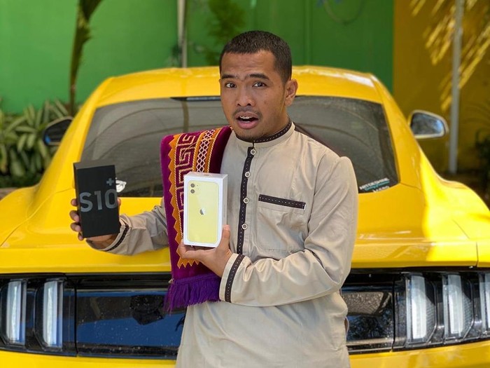 Bos PS Store Putra Siregar bersama koleksi mobilnya