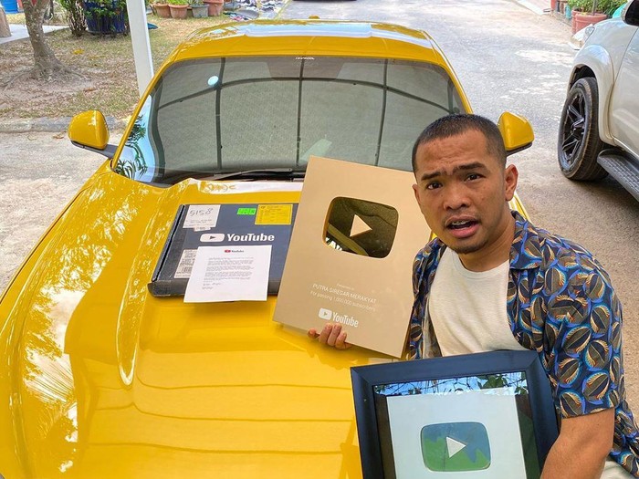 Bos PS Store Putra Siregar bersama koleksi mobilnya Bos PS Store Putra Siregar bersama koleksi mobilnya