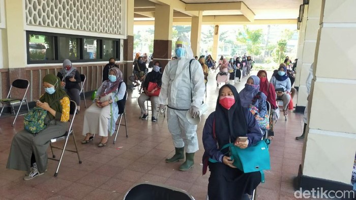 Di tengah pandemi COVID-19, ibu hamil (bumil) di Surabaya diwajibkan melakukan tes swab sebelum melahirkan. Sebab, tak sedikit bumil yang terpapar Corona.