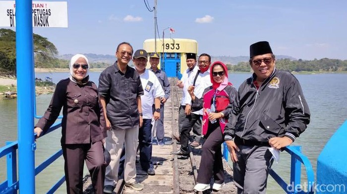 Untuk memaksimalkan produksi pertanian di Bojonegoro, air menjadi hal yang utama untuk diperhatikan. Bupati Bojonegoro Anna Muawanah mengecek dua waduk.