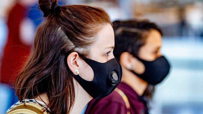 Covid 19: Maskne, masalah baru mengintai di balik pemakaian masker wajah