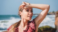 Hingga akhirnya belum lama ini, Crystal dikabarkan tengah dekat dengan seorang pria bernama Nathan Levi. Dok. Instagram/crystalhefner