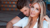 Keduanya ternyat sudah menjalin hubungan sejak empat bulan lalu dan Nathan merupakan seorang insinyur pesawat luar angkasa. Dok. Instagram/crystalhefner