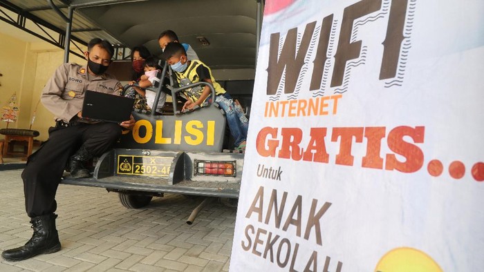 Demi Internet Gratis, Anak-anak Ini Belajar di Kantor Polisi Anak-anak ini memanfaatkan internet gratis di Polsek Puncu, Kediri, Jawa Timur, demi menunjang kegiatan belajar online. Seperti apa potretnya? Yuk, lihat.