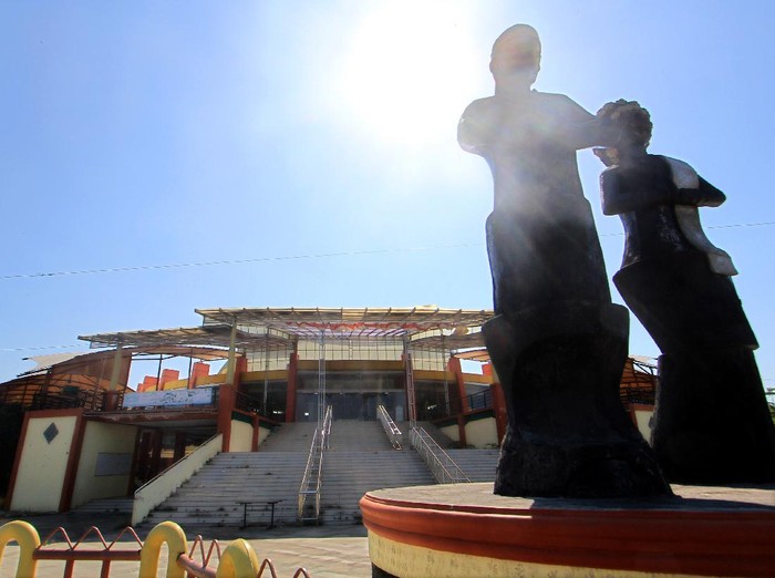 Dibangun Puluhan Miliar, Tempat Wisata di Indramayu Kini Terbengkalai Bangunan wisata Gedung Iptek Mutiara Bangsa di Indramayu kini terbengkalai. Gedung yang telan biaya pembangunan capai Rp 34,5 miliar itu kini tak beroperasi.