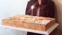 Seperti pada momen ulang tahun yang satu ini, ia berpose dengan kue ulang tahun dengan ukuran yang besar. Meski foto diambil secara candid, tetapi tetap terlihat cantik. Foto: Instagram @dear_dlrb