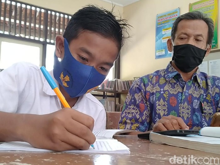 Dzul Faqor Risqi Islamy Al Ghazy siswa kelas 7 SMPN 2 Tirto, Pekalongan yang sekolah sendirian, Selasa (28/7/2020).