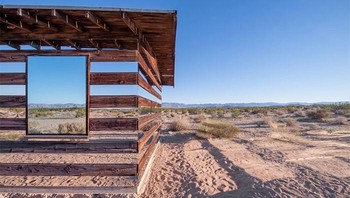 Ketika cermin di pasang di rumah yang berada di gurun menimbulkan ilusi optik.Foto: Bored Panda